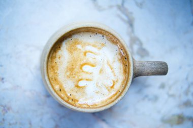 Mermer bir masada bir bardak kahve..