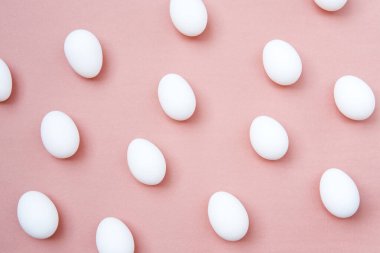 Pembe arka planda yumurtalar.