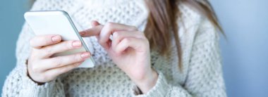 Telefonu kullanan genç bir kadının yakın çekimi..