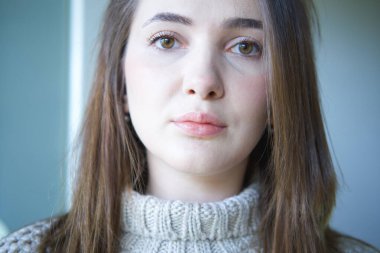 Genç ve güzel bir kadının portresi.