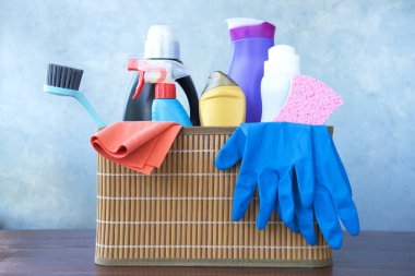 Masada çeşitli temizlik malzemeleri var..