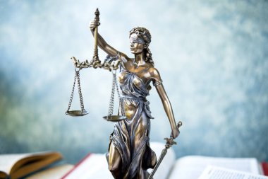 Gri arkaplanda Adalet Anıtı sembolü.