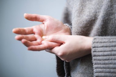 Kadın el ağrısı acı.