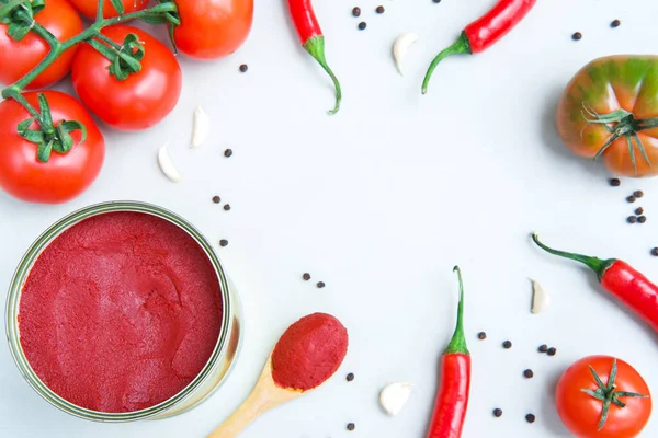 Yeşil arka planda kırmızı biberli konserve domates ezmesi..