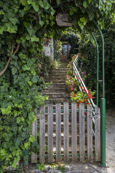 門と家への階段 — ストック写真