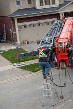 Vinç operatörü vinci iş için hazırlar, patlamayı genişleterek ilave bir bölüm ekler