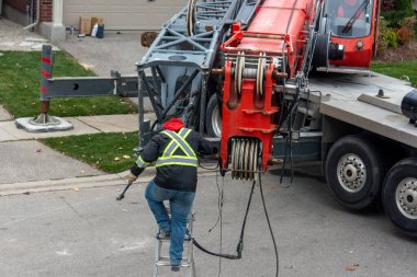 Vinç operatörü vinci iş için hazırlar, patlamayı genişleterek ilave bir bölüm ekler