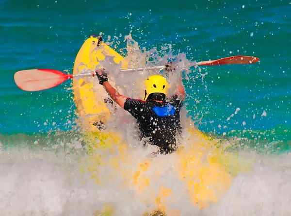 Kayaker Una Gara Passa Una Grande Onda Marina Tenendo Remi — Foto Stock