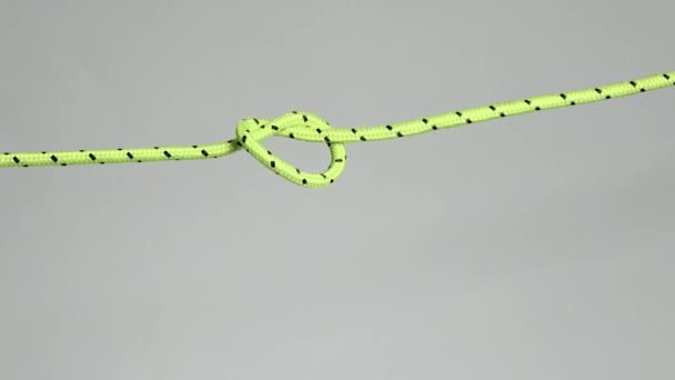 Simple Nœud Est Serré Sur Cordon Nylon Vert Sur Fond — Video