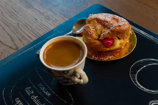 Caffè Nero Con Una Torta Uno Sfondo Plastica Nera — Foto Stock