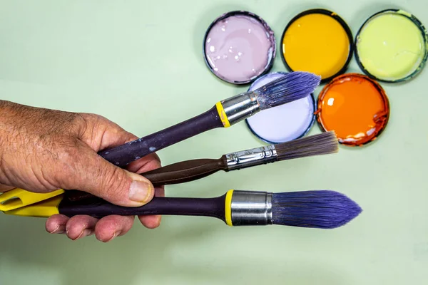 Kunstpenselen Van Verschillende Afmetingen Vormen Tegen Lichtgroene Achtergrond — Stockfoto