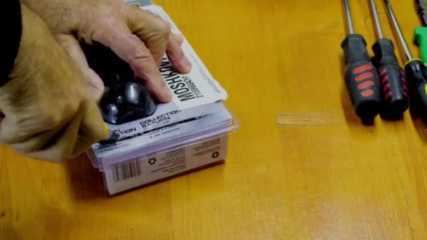Cortar Envoltura Plástico Con Cuchillo Sacar Una Nueva Cerradura Poner — Vídeo de stock