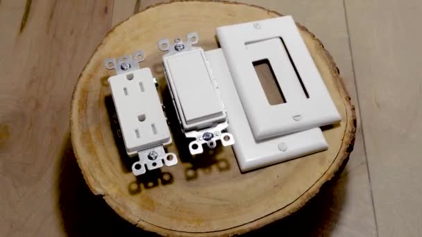 Interruptor Soquete Duas Placas Cobertura Branca Com Parafusos Para Fixação — Vídeo de Stock