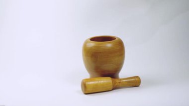 Nohut, humus taneleri ahşap bir havanda öğütülür.