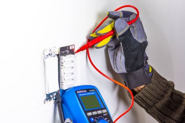 Elektrikçi testçiyle rölenin neden bozulduğunu araştırıyor..