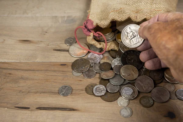 Die Münze Die Aus Dem Beutel Genommen Wurde Wird Mit — Stockfoto