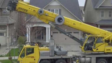 Vinç operatörü işi bitirdi ve aletleri toplamaya başladı ve ekipmanları yerleştirdi..