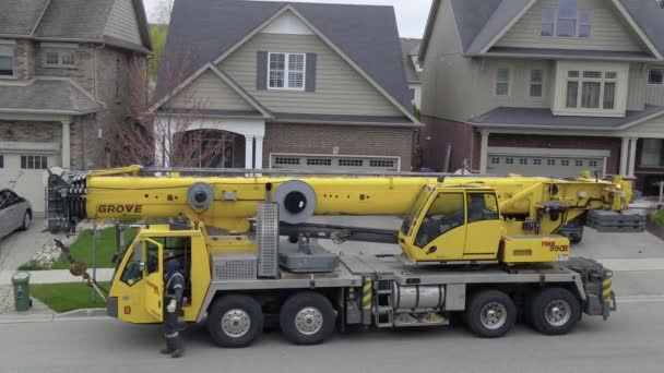 Preparación Grúa Para Trabajo Una Zona Residencial Junto Una Las — Vídeo de stock