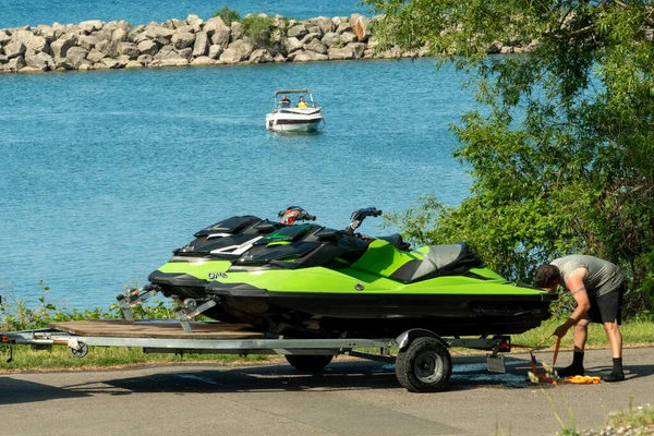 Man Loads Two Jet Skis Car Trailer — ストック写真