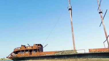 Küçük bir çim biçme makinesi arkasında toz bulutu bırakarak bir orman yolu boyunca sürdü.