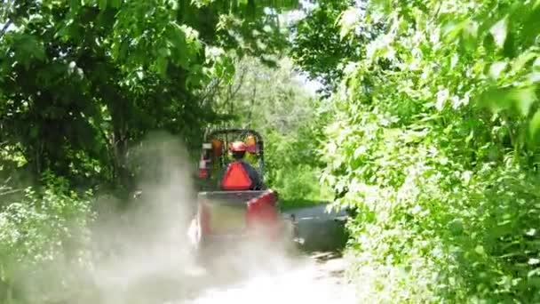 Küçük Bir Çim Biçme Makinesi Arkasında Toz Bulutu Bırakarak Bir — Stok video