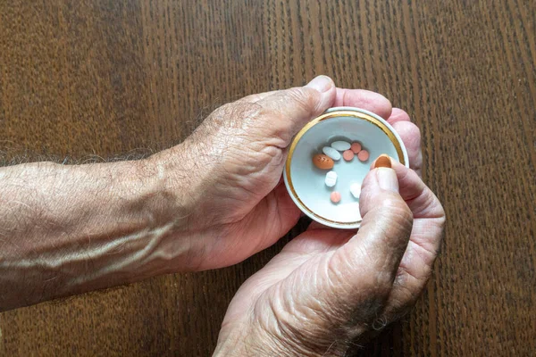 Hombre Tomó Cuidadosamente Píldora Una Pequeña Taza Con Los Dedos — Foto de Stock