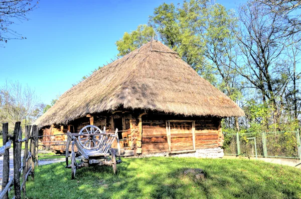 The cart in the courtyard of the house of the peasant — Stock Photo, Image