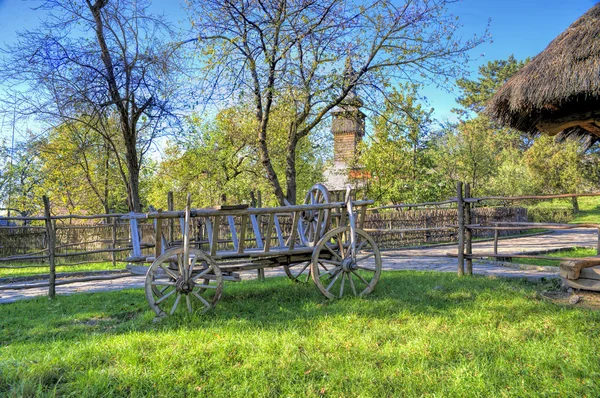 Paisaje rural con carro — Foto de Stock