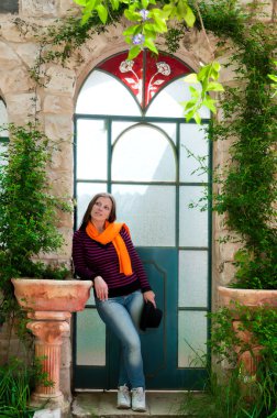 karşı kapı eski evin kızı