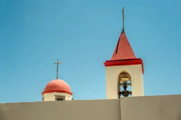 Церковні куполи над стіною — стокове фото