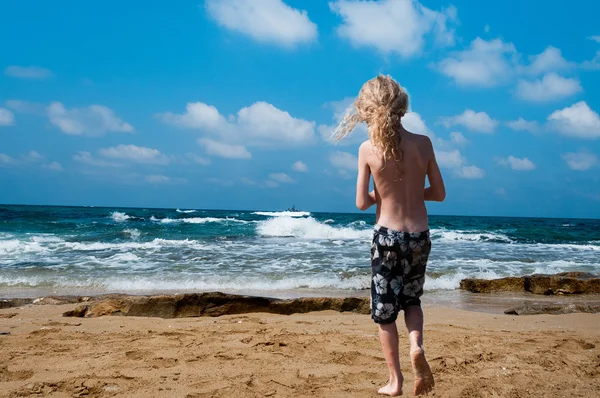 Boy look a ship in the sea — Stock Photo, Image