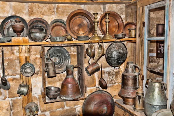 Önemsiz bir dükkanda eski mutfak eşyaları — Stok fotoğraf