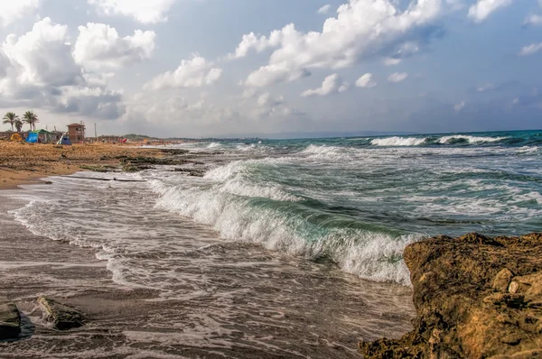 Wave rolt op een wilde strand — Stockfoto