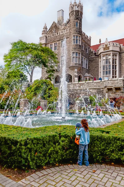 Large fountain in the park of old castle — Stock Photo, Image