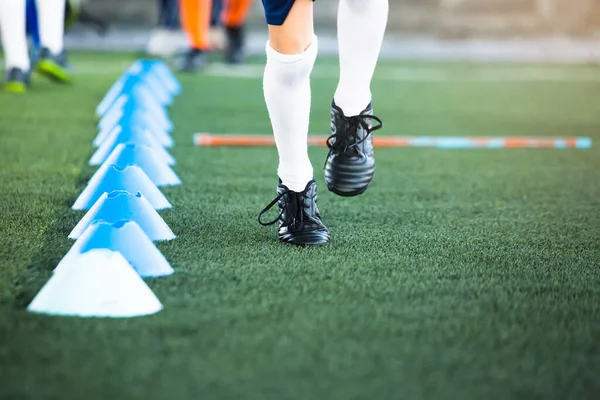 訓練のための緑の人工芝にコーンマーカーの横にジョギング子供サッカー選手への選択的な焦点 サッカー サッカーアカデミー — ストック写真