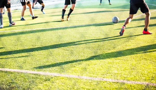 선수인 실루엣은 푸르른 경기장에 햇빛을 축구공을 퉁명스럽게 던진다 축구나 아카데미 — 스톡 사진