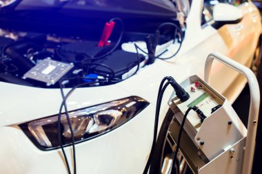 Araç aküsüne bağlı şarj makinesine bakım hizmeti için seçici odaklanma. Servis merkezinde bakım arabası için otomotiv güç işleme.