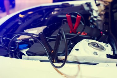 Araç makine dairesinde bakım servisi için pil kablosu bağlayıcısına seçici odaklanma. Servis merkezinde bakım arabası için otomotiv güç işleme.