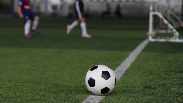Fútbol Césped Artificial Verde Con Entrenamiento Equipo Fútbol Infantil Borroso — Vídeos de Stock