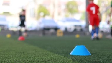 Bulanık çocuk futbol takımı eğitimi. Futbol akademisinde antrenman yapan bulanık futbolcu..