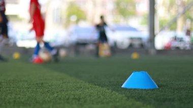 Bulanık çocuk futbol takımı eğitimi. Futbol akademisinde antrenman yapan bulanık futbolcu..