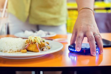 Kablosuz kuyruk arama makinesi müşterinin elinde. Restoran, kafe, kafe için kırmızı ışık alarmlı kablosuz çağrı sistemi kuyruğa girsin.