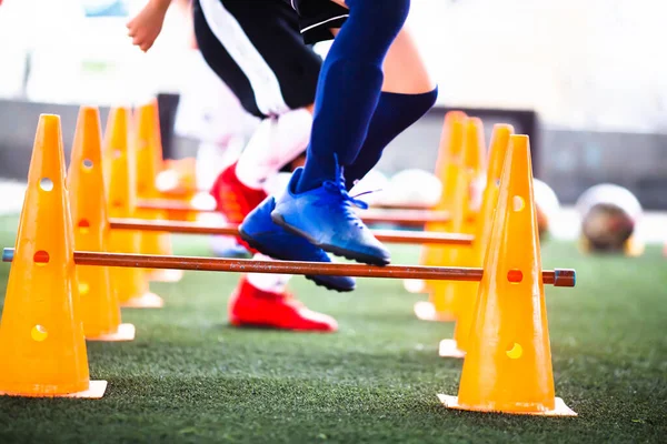 Concentration Sélective Pour Cône Marqueur Obstacles Avec Joueur Football Enfant — Photo