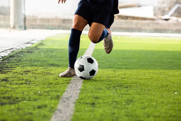 Selektivní Zaměření Nohy Fotbalisty Běží Řídí Míč Umělém Trávníku — Stock fotografie