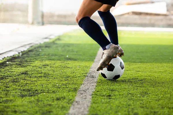 Los Pies Del Futbolista Están Saltando Controlando Pelota Césped Artificial — Foto de Stock