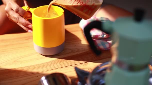 Verser Café Glacé Infusé Froid Dans Verre Sur Des Glaçons — Video