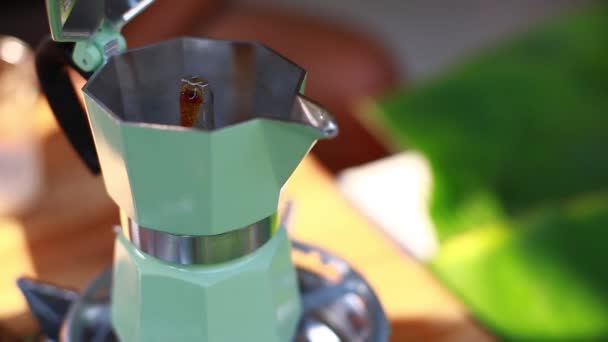 Selektiv Für Kaffee Extraktionskessel Der Blaue Kaffeekocher Kocht Die Kaffeemaschine — Stockvideo