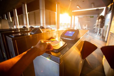 Gökyüzü tren istasyonunda sabah otomatik geçit makinesini açmak için akıllı kart kullanan yolcuların seçmeli odak noktası. Modern otomatik bilet. Ulaşım konseptinin erişim kontrol yolcusu.