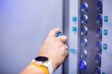 Hastane ya da bina ofisinde alkol spreyi ile personel temizleme düğmesi seçmeli odak. Covid-19 ya da bakteriler kamuya açık nesnelere dokunmaktan korunuyorlar.