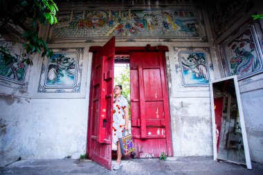 Bangkok, Tayland - 12 Şubat 2021: Genç Asyalı kadınlar Talat Noi, Samphanthawong, Bangkok, Tayland 'daki Shrine' de Çin Yeni Yılı sırasında Buda imajına saygılarını sunduktan sonra fotoğraf çekiyorlar.